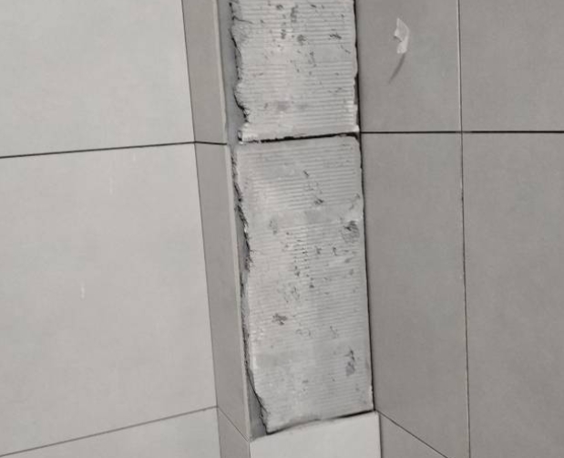 乌兰察布市瓷砖空鼓维修公司分享下瓷砖施工前基层浇水润湿程度不足，可能导致以下问题