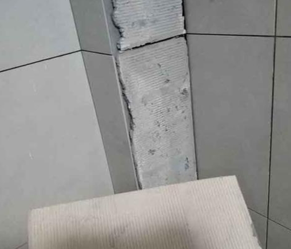 乌兰察布市瓷砖空鼓维修公司分享下厨房瓷砖脱落的补救措施。